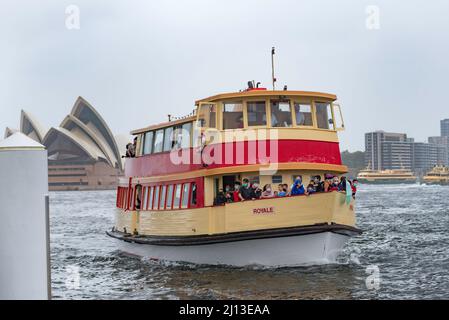 19th marzo 2022, Syd Australia: I vintage Traghetti per legname hanno fatto viaggi gratuiti attraverso il porto, come parte del 90th compleanno del Sydney Harbour Bridge Foto Stock