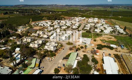 Vista aerea di un villaggio rurale in Israele l'eccesso di domanda di suburbano sta avendo un pedaggio sulla terra aperta e arabile nel paese Foto Stock