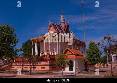 Tempio buddista sulla riva del fiume Tonle SAP, Kampong Chhnang City, Cambogia. © Kraig Lieb Foto Stock