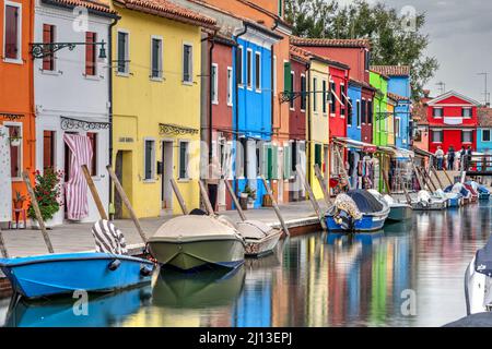 Case dai colori vivaci, Burano, Venezia, Veneto, Italia Foto Stock