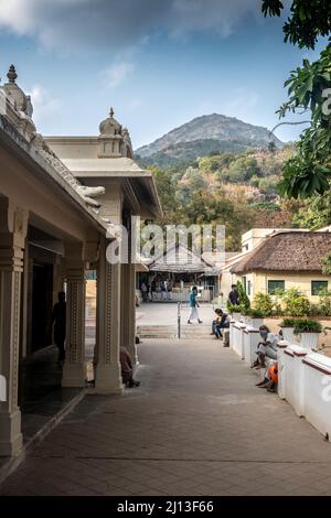 Arunachala è una collina a Tiruvannamalai, Tamil Nadu, e uno dei cinque luoghi sacri principali di Shaiva nel sud dell'India. Il Tempio di Arunachalesvara a Shiva è Foto Stock