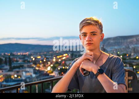 Adolescente su un tetto che domina Goreme di notte in Cappadocia. Foto Stock