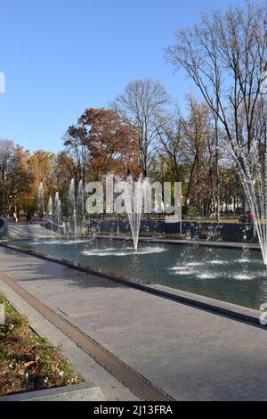Kharkov, Ucraina. 2021, Ottobre 26. Vista di un canale con gocce di fontana e spruzzi, acqua gushing e spruzzi Foto Stock