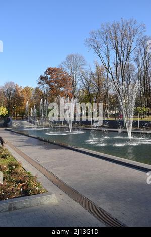 Kharkov, Ucraina. 2021, Ottobre 26. Vista di un canale con gocce di fontana e spruzzi, acqua gushing e spruzzi Foto Stock