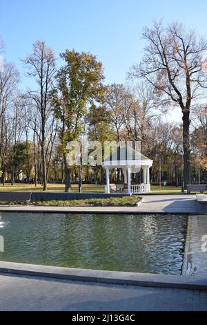 Kharkov, Ucraina. 2021, Ottobre 26. Vista di un canale con gocce di fontana e spruzzi, acqua gushing e spruzzi Foto Stock