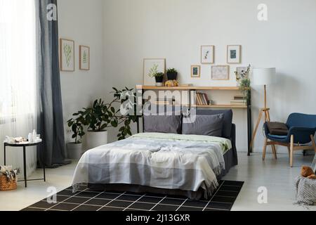 Interni di una moderna ed elegante camera da letto con mensole Foto stock -  Alamy