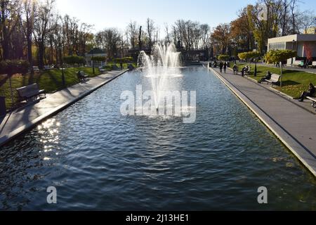 Kharkov, Ucraina. 2021, Ottobre 26. Vista di un canale con gocce di fontana e spruzzi, acqua gushing e spruzzi Foto Stock