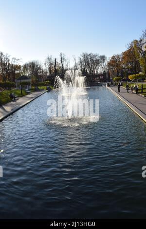 Kharkov, Ucraina. 2021, Ottobre 26. Vista di un canale con gocce di fontana e spruzzi, acqua gushing e spruzzi Foto Stock