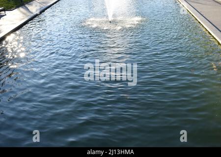 Kharkov, Ucraina. 2021, Ottobre 26. Vista di un canale con gocce di fontana e spruzzi, acqua gushing e spruzzi Foto Stock