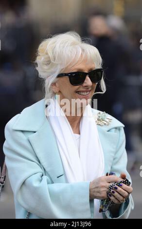 Debbie McGee - interprete e moglie del mago Paul Daniels - frequenta il Memorial Service per Dame vera Lynn all'Abbazia di Westminster, 21st Mar Foto Stock