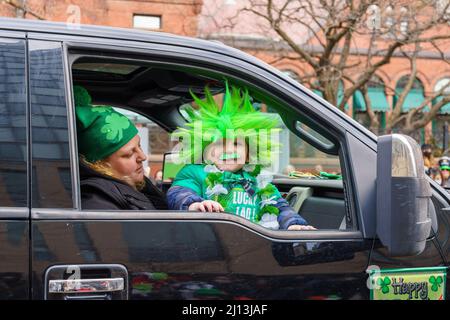 Toronto, Ontario, Canada - 20 marzo 2022: La parata di San Patrizio ritorna dopo due anni di sospensione a causa della pandemia del Covid-19. Foto Stock