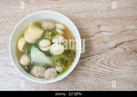 salsiccia di uova sode e tofu con tritare la coppia di maiale cavolo di cavolo di zuppa di alghe sul recipiente Foto Stock
