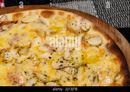 Funghi brasiliani, formaggio e pizza origano, vista dall'alto Foto Stock