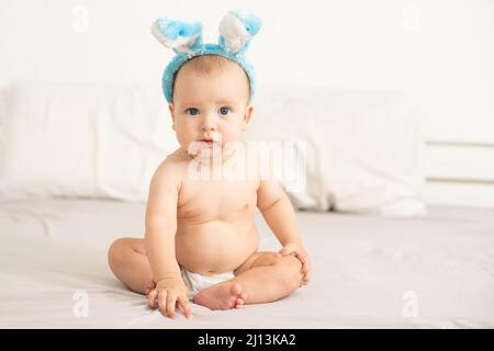 Ritratto di un simpatico baby vestiti di coniglietto pasquale per le orecchie Foto Stock