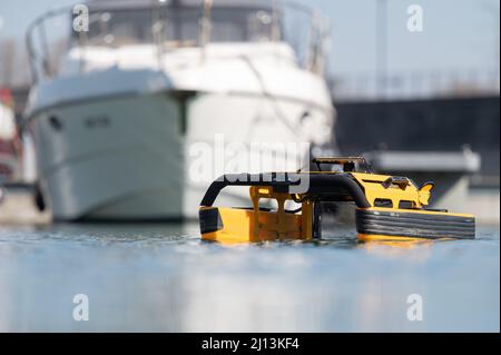 Magonza, Germania. 22nd Mar 2022. Il Jellyfishbot della società di robotica Iadys dalla Francia raccoglie rifiuti nel bacino del porto durante un evento stampa al Marina Zollhafen. Il robot di pulizia autonomo può raccogliere rifiuti, ma anche alghe e oli dall'acqua. Credit: Sebastian Gollnow/dpa/Alamy Live News Foto Stock