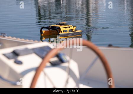 Magonza, Germania. 22nd Mar 2022. Il Jellyfishbot della società di robotica Iadys dalla Francia raccoglie rifiuti nel bacino del porto durante un evento stampa al Marina Zollhafen. Il robot di pulizia autonomo può raccogliere rifiuti, ma anche alghe e oli dall'acqua. Credit: Sebastian Gollnow/dpa/Alamy Live News Foto Stock