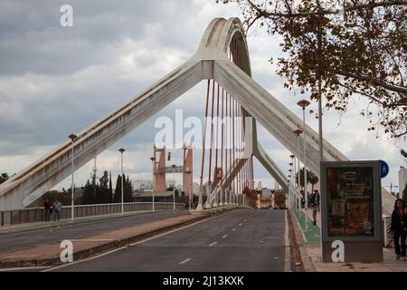 Siviglia, Spagna. Marzo, 2022. Il moderno ponte di la Barqueta sul fiume Guadalquivir, noto per la sua fama e la storica esposizione universale Foto Stock