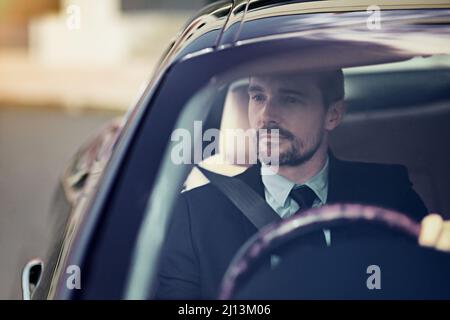 La sua auto dice molto di lui. Scatto corto di un uomo d'affari al suo viaggio di mattina al lavoro. Foto Stock