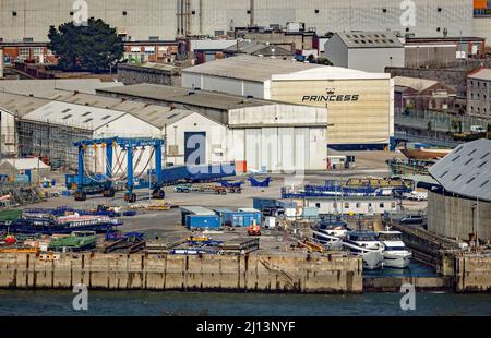 Princess Yacht costruttori nel South Yard visto a lungo dal Mount Edgcumbe Park sopra l'Hamoaze Foto Stock