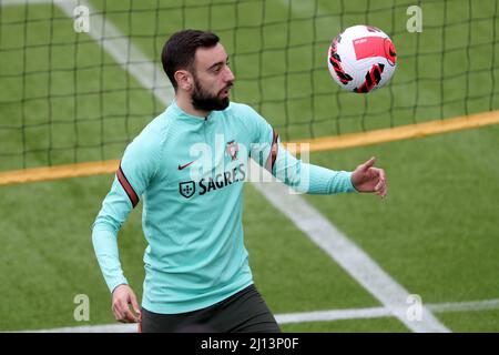 Oeiras, Portogallo. 22nd Mar 2022. Il centrocampista portoghese Bruno Fernandes partecipa a una sessione di allenamento al campo di allenamento Cidade do Futebol di Oeiras, Portogallo, il 22 marzo 2022, in vista della partita di calcio di qualificazione della Coppa del mondo 2022 contro la Turchia. (Credit Image: © Pedro Fiuza/ZUMA Press Wire) Foto Stock