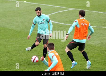 Oeiras, Portogallo. 22nd Mar 2022. Il centrocampista portoghese Bruno Fernandes (L) partecipa a una sessione di allenamento al campo di allenamento Cidade do Futebol di Oeiras, Portogallo, il 22 marzo 2022, in vista della partita di calcio di qualificazione della Coppa del mondo 2022 contro la Turchia. (Credit Image: © Pedro Fiuza/ZUMA Press Wire) Foto Stock