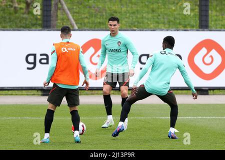 Oeiras, Portogallo. 22nd Mar 2022. Cristiano Ronaldo, in Portogallo, partecipa a una sessione di allenamento con i compagni di squadra al campo di allenamento Cidade do Futebol di Oeiras, in Portogallo, il 22 marzo 2022, in vista della partita di calcio di qualificazione della Coppa del mondo 2022 contro la Turchia. (Credit Image: © Pedro Fiuza/ZUMA Press Wire) Foto Stock