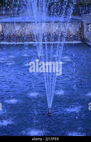 Kharkov, Ucraina. 2021, Ottobre 26. Movimento di getti d'acqua nella fontana del parco autunnale della città, spruzzi e gocce d'acqua nelle acque turchesi Foto Stock