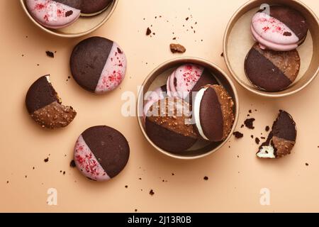 Dessert Whoopie torta in scatole su sfondo beige Foto Stock