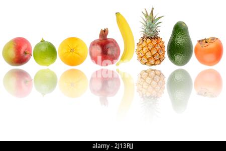 Frutta e verdura fresche in fila con luce riflessa isolata su sfondo bianco. Foto Stock