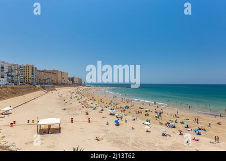 Vista della famosa spiaggia 'Playa de Santa María del Mar'. La gente gode di una giornata calda in spiaggia Foto Stock