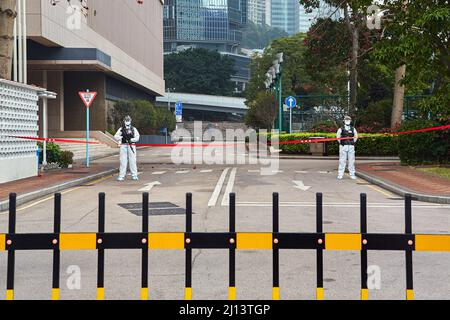 Hong Kong, Cina. 22nd Mar 2022. I soldati che indossano dispositivi di protezione individuale (PPE) proteggono l'ingresso alla sede dell'Esercito popolare di liberazione di Hong Kong durante la pandemia della malattia da coronavirus (COVID-19). (Foto di Emmanuel Serna/ SOPA Images/Sipa USA) Credit: Sipa USA/Alamy Live News Foto Stock