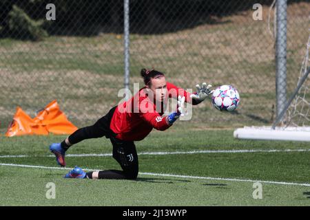 Torino, Italia. 22nd Mar, 2022. pauline Peyraud Magnin di Juventus Donne durante la formazione prima di quarti di finale della UEFA Women's Champions League contro Olympique Lyonnais presso il centro di formazione Juventus a Vinovo credito: Independent Photo Agency/Alamy Live News Foto Stock