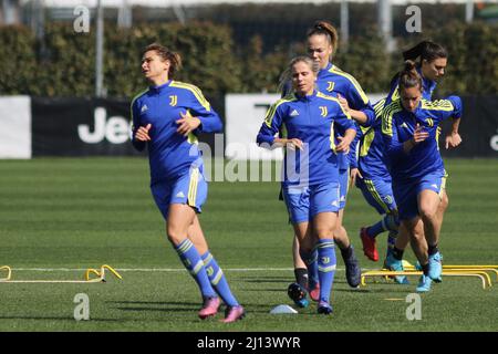 Torino, Italia. 22nd Mar 2022. Juventus Donne durante la formazione prima delle quarti di finale della UEFA Women's Champions League contro Olympique Lyonnais presso il centro di formazione Juventus di Vinovo Credit: Independent Photo Agency/Alamy Live News Foto Stock