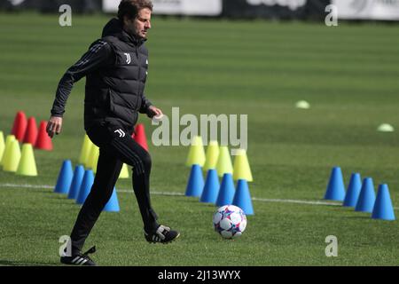 Torino, Italia. 22nd Mar, 2022. joe Montemurro allenatore di Juventus Donne durante la formazione prima di quarti di finale della UEFA Women's Champions League contro Olympique Lyonnais presso il centro di formazione Juventus a Vinovo credito: Agenzia indipendente foto / Alamy Live News Foto Stock