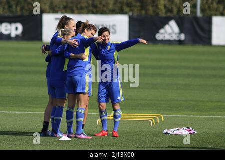 Torino, Italia. 22nd Mar 2022. Cristiana Girelli della Juventus Donne durante la formazione prima delle quarti di finale della UEFA Women's Champions League contro Olympique Lyonnais presso il centro di formazione Juventus di Vinovo Credit: Independent Photo Agency/Alamy Live News Foto Stock