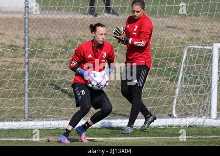 Torino, Italia. 22nd Mar 2022. Pauline Peyraud Magnin di Juventus Donne durante la formazione prima di quarti di finale della UEFA Women's Champions League contro Olympique Lyonnais presso il centro di formazione Juventus a Vinovo Credit: Independent Photo Agency/Alamy Live News Foto Stock