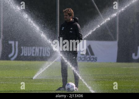 Torino, Italia. 22nd Mar, 2022. joe Montemurro allenatore di Juventus Donne durante la formazione prima di quarti di finale della UEFA Women's Champions League contro Olympique Lyonnais presso il centro di formazione Juventus a Vinovo credito: Agenzia indipendente foto / Alamy Live News Foto Stock