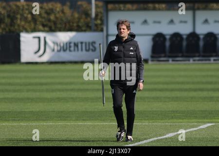 Torino, Italia. 22nd Mar 2022. Joe Montemurro allenatore di Juventus Women durante la formazione prima delle quarti di finale della UEFA Women's Champions League contro Olympique Lyonnais presso il centro di formazione Juventus di Vinovo Credit: Independent Photo Agency/Alamy Live News Foto Stock