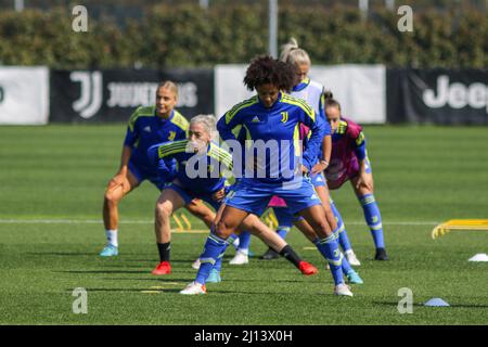 Torino, Italia. 22nd Mar 2022. Sara Gama di Juventus Donne durante l'allenamento prima delle quarti di finale della UEFA Women's Champions League contro Olympique Lyonnais presso il centro di formazione Juventus di Vinovo Credit: Independent Photo Agency/Alamy Live News Foto Stock