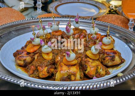 Un piatto di pollo marocchino con albicocche secche e uova di quaglia. Servito in un matrimonio marocchino Foto Stock