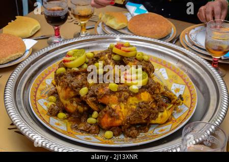 Marocchino tradizionale tajine con pollo,patate e olive close up Foto Stock