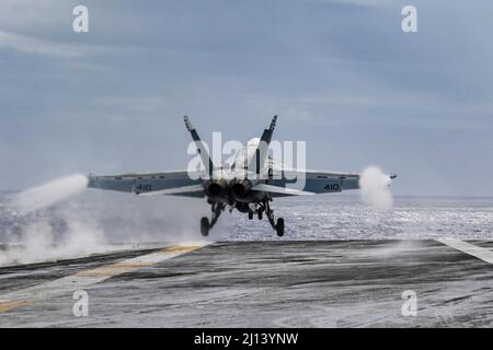 Philippine Sea, Stati Uniti. 20 marzo 2022. Un jet da caccia US Navy F/A-18E Super Hornet, assegnato ai vigilantes del jet da caccia Strike Fighter Squadron 151, lancia dal ponte di volo della portaerei di classe Nimitz USS Abraham Lincoln durante le operazioni di routine, 18 marzo 2022 nel Mare delle Filippine. Credit: MCS Julia Brockman/Planetpix/Alamy Live News Foto Stock