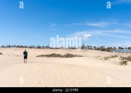 MASPALOMAS, GRAN CANARIA, Isole CANARIE, SPAGNA - MARZO 11 : una vista delle dune di sabbia nei pressi di Maspalomas, Gran Canaria il 11 Marzo 2022. pe non identificato Foto Stock