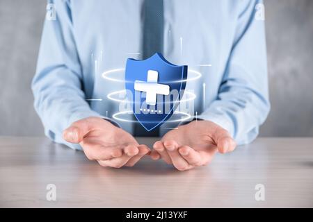 Businessman Hold Shield con icona poligonale più bassa, icona della medicina.Health Shield.modello del logo medico, simbolo di protezione con segno a croce, assistenza sanitaria s. Foto Stock