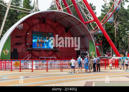 KHARKIV, UCRAINA - 3 AGOSTO 2021: Questo è un teatro estivo vicino alla ruota panoramica, convertito per trasmettere le Olimpiadi, nel Parco Centrale di Cult Foto Stock