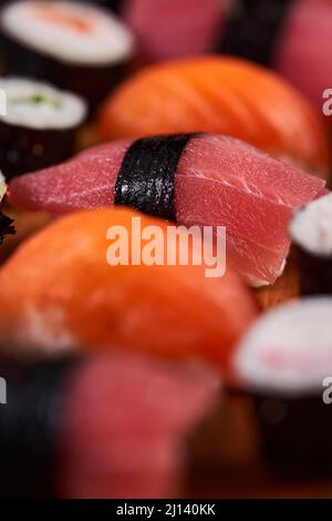 Deliziosa varietà di sushi preparati al momento Foto Stock