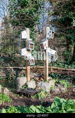 UN 'insetto hotel' in Sunnyside Gardens, North London, Regno Unito. Le scatole forniscono un habitat di overwintering per insetti ed altri insetti Foto Stock