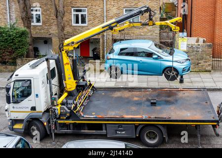 Il team di parcheggio del Consiglio di Islington rimuove un veicolo parcheggiato illegalmente, Londra, Regno Unito Foto Stock