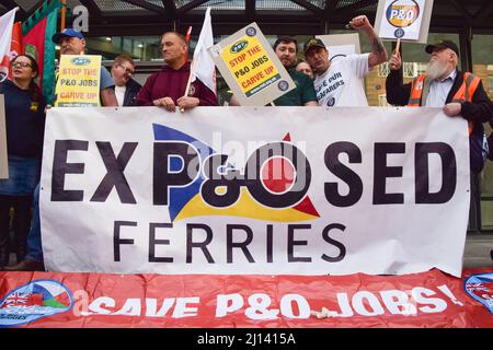 Londra, Regno Unito. 21st Mar 2022. I manifestanti hanno un banner critico nei confronti di P&o Ferries durante la dimostrazione al di fuori della sede centrale di DP World. Il personale di P&o Ferries e i membri dell'Unione RMT (Rail, Maritime and Transport) hanno marciato in protesta dalla sede centrale di DP World, la società proprietaria di P&o, in Parlamento, dopo che 800 dipendenti del Regno Unito sono stati licenziati e sostituiti da lavoratori delle agenzie. Credit: SOPA Images Limited/Alamy Live News Foto Stock