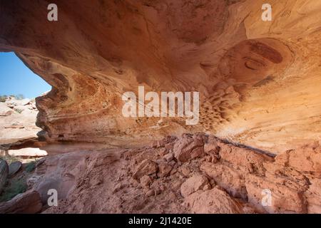 L'Hueco Pictograph Panel è situato in un'alcova nel Seven Mile Canyon vicino a Moab, Utah. I dipinti sono stati eseguiti nello stile del Barrier Canyon intorno al 30 Foto Stock